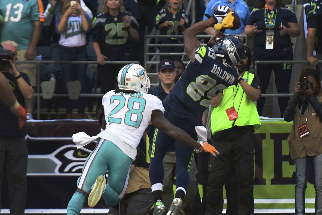 Seattle Seahawks wide receiver Doug Baldwin (89) catches the winning touchdown over Miami Dolphins cornerback Bobby McCain (28) late in the game on Sunday, Sept. 11, 2016 at CenturyLink Field in Seattle, Wash. (Jim Rassol/Sun Sentinel/TNS)