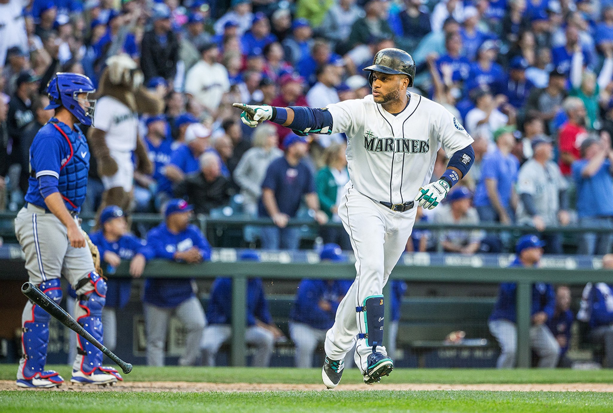 Robinson Cano’s sacrifice fly helps Mariners salvage 12-inning victory