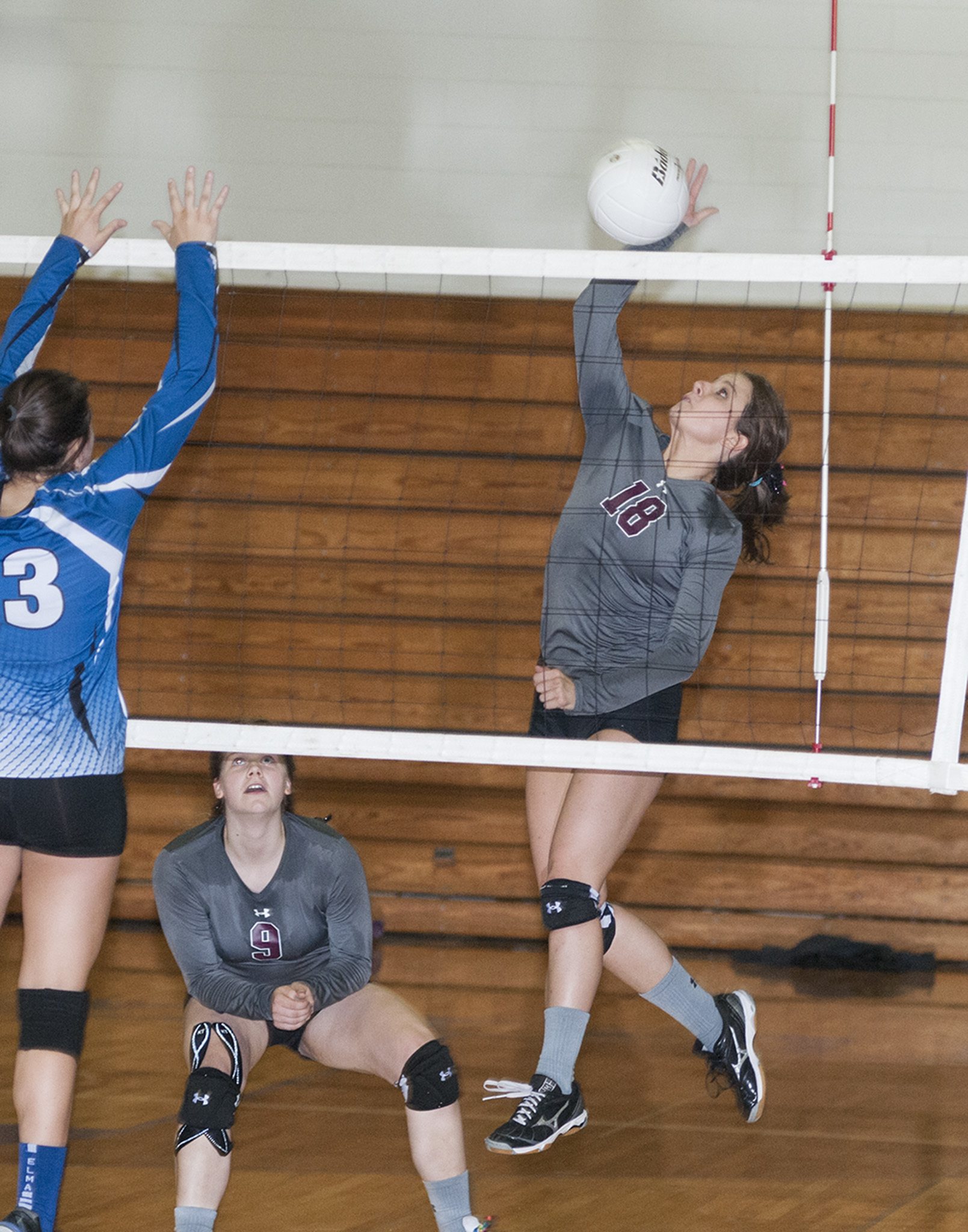 (Brendan Carl | The Daily World) Montesano’s Josie Talley slams the ball past an Elma defender during an Evergreen 1A League match at Elma on Thursday. The Bulldogs defeated the Eagles 25-13, 25-17, 25-12.