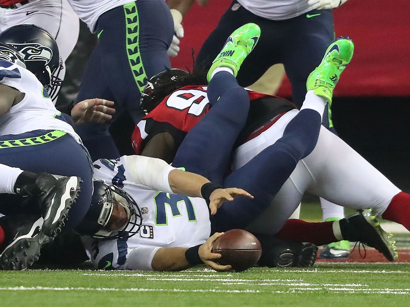 Falcons take flight to eliminate Seahawks, 36-20