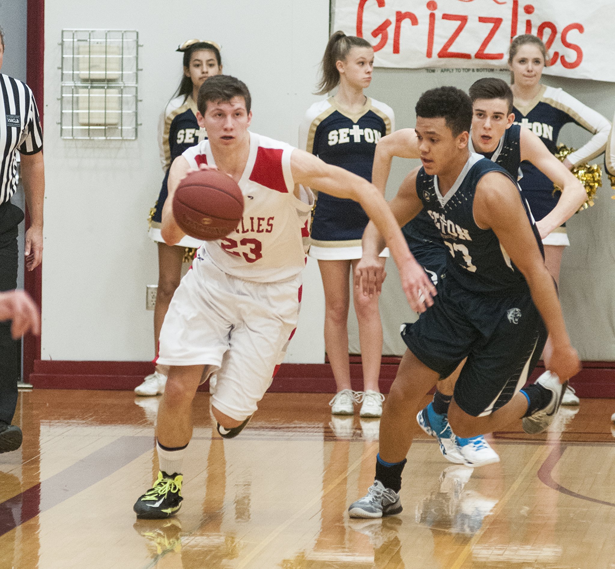 (Brendan Carl | The Daily World) Hoquiam’s Jack Adams III pushed the ball up the floor during the first quarter of Thursday’s District IV 1A boys basketball opening round game at Hoquiam Square Garden.                                (Brendan Carl | The Daily World) Hoquiam’s Jack Adams III pushes the ball upcourt against Seton Catholic on Thursday.