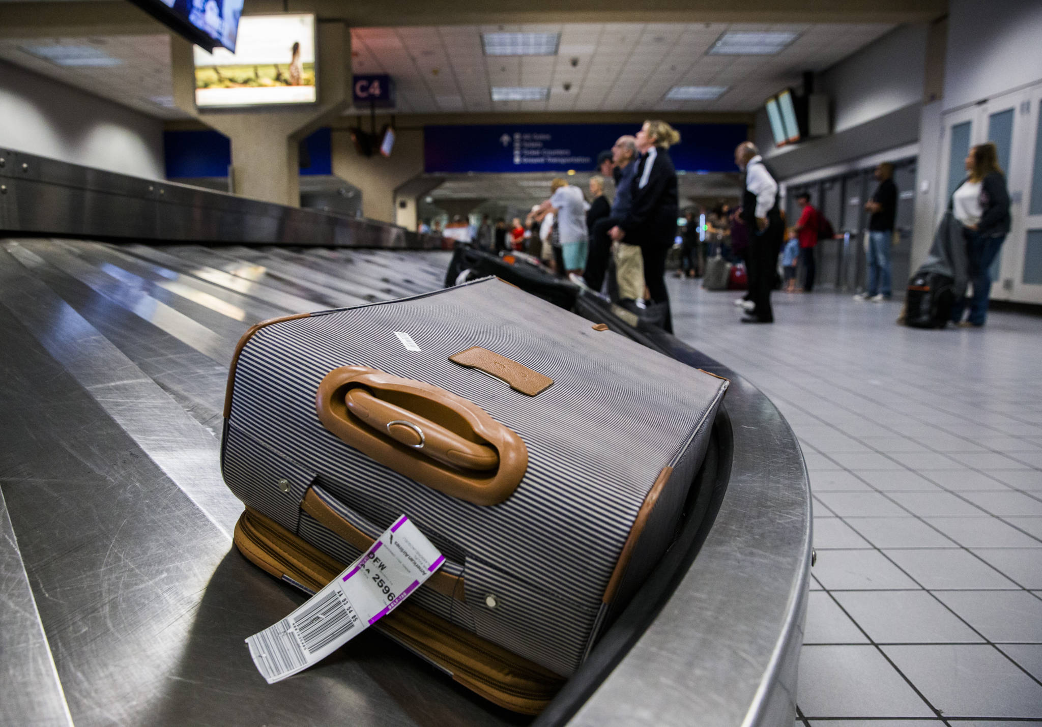 bluetooth-tracking-devices-sell-out-as-airlines-lose-luggage-rnz