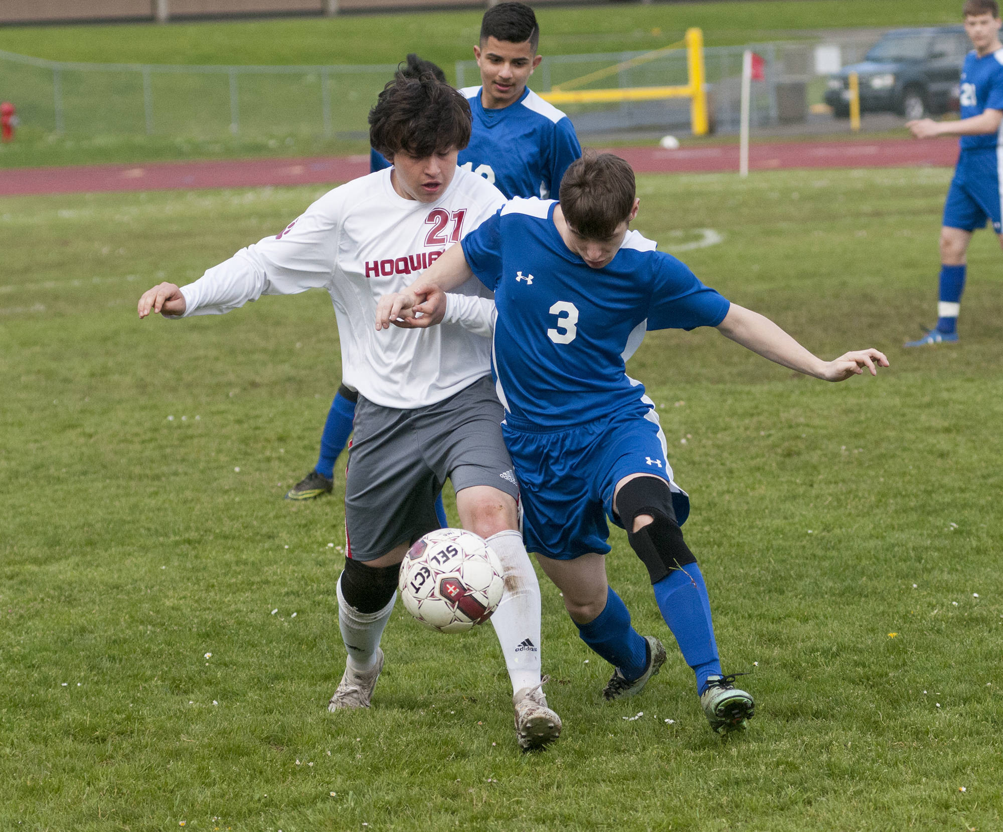 (Brendan Carl | The Daily World) Hoquiam’s Jose Juarez and Elma’s Isaac Horton battle for possession during an Evergreen 1A League match at Sea Breeze Oval on Monday.