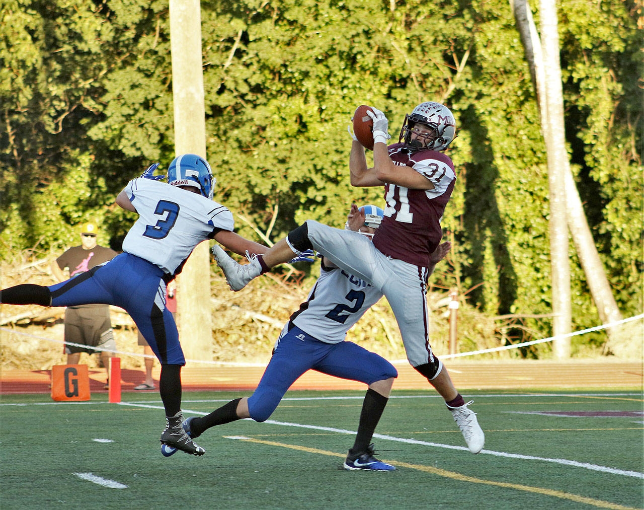 (Brendan Carl | For The Daily World) Montesano’s Carson Klinger goes up to catch a touchdown pass against Elma during the Grays Harbor Football Jamboree on Friday night at Rottle Field.