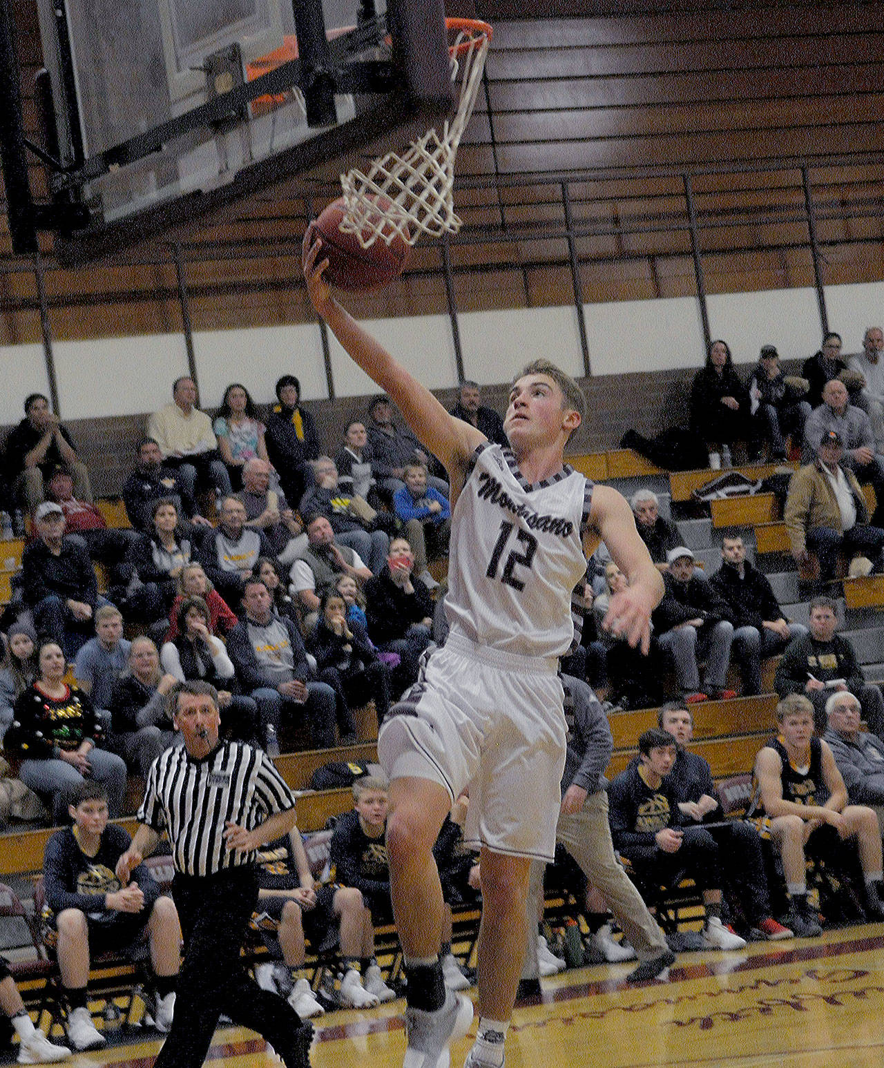 Montesano boys win, girls fall to Ilwaco