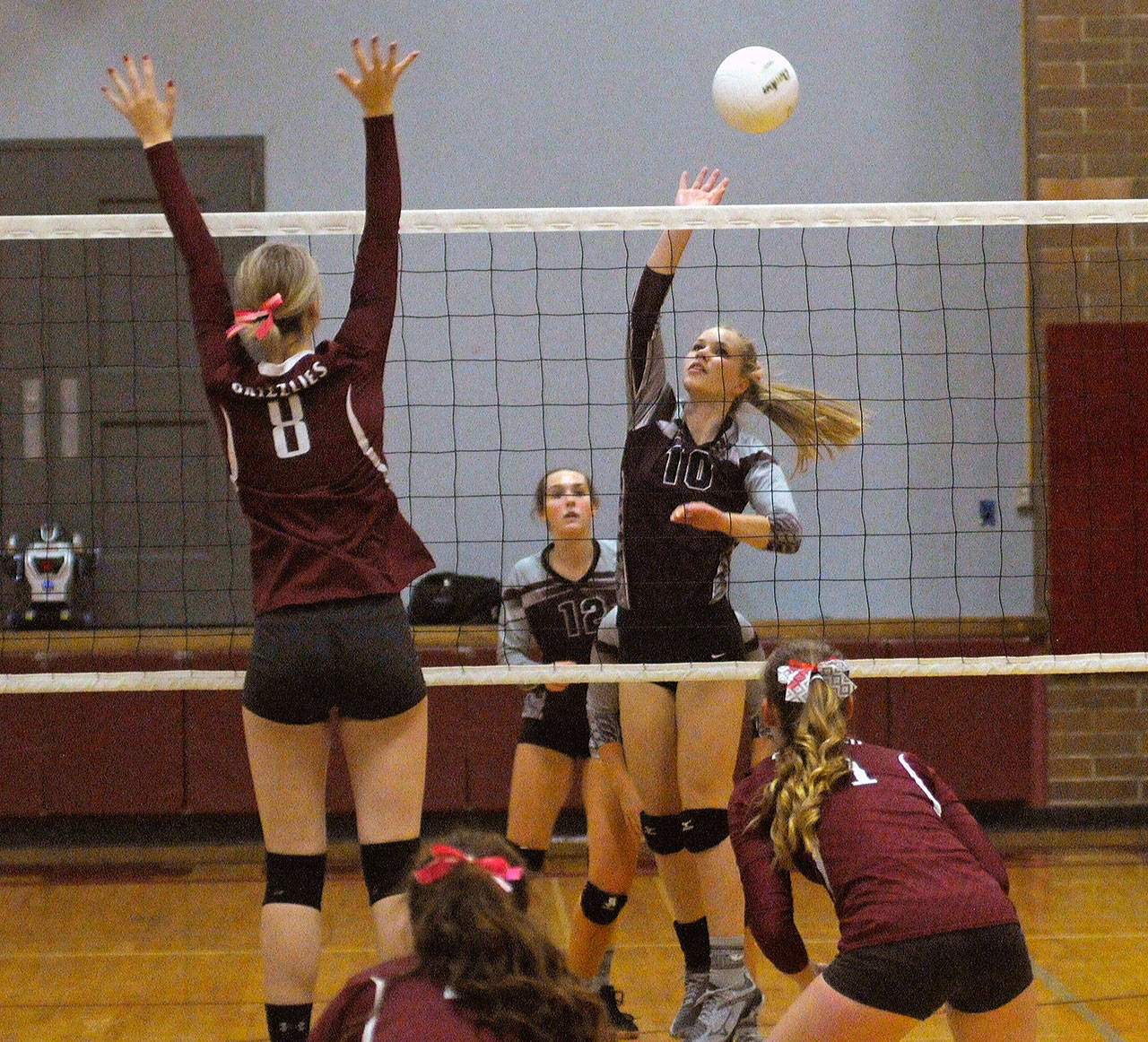 Montesano’s Jessica Stanfield, right, uses a tip shot to get around the block attempt of Hoquiam’s Carsyn Munger on Thursday in Montesano. (Hasani Grayson | Grays Harbor News Group)