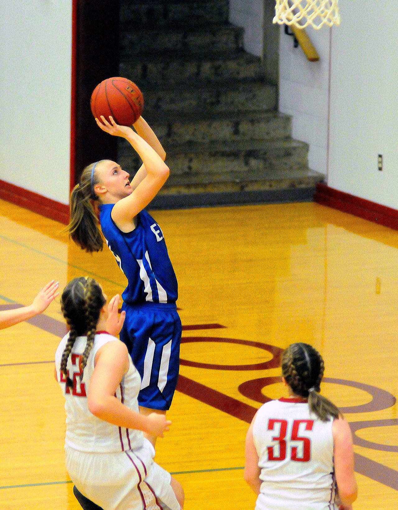 Elam’s Jillian Bieker hits a layup in the third quarter of a game against Hoquiam on Saturday night. (Hasani Grayson | Grays Harbor News Group)