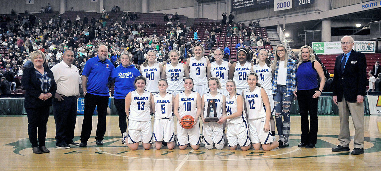 Elma players and staff pose with the 1A State Tournament sixth-place trophy after losing to Bellevue Christian 41-36 in the consolation bracket on Saturday. (Hasani Grayson | Grays Harbor News Group)