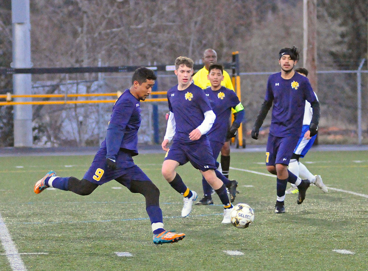 Aberdeen’s Hulizes Chavez shoots and scores the only goal of the game in the eighth minutes against Elma on Tuesday. (Hasani Grayson | Grays Harbor News Group)