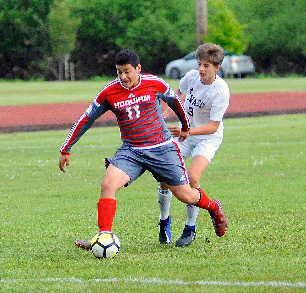 Hoquiam’s Andy Garcia dribbles past Ilwaco’s Jaden Turner in the first half on Thursday. (Hasani Grayson | Grays Harbor News Group)