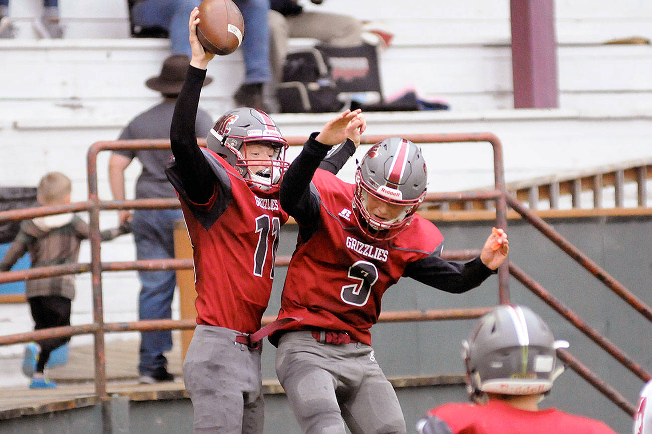 Prep Football Roundup: Hoquiam shows no signs of slowing up in rout of Castle Rock