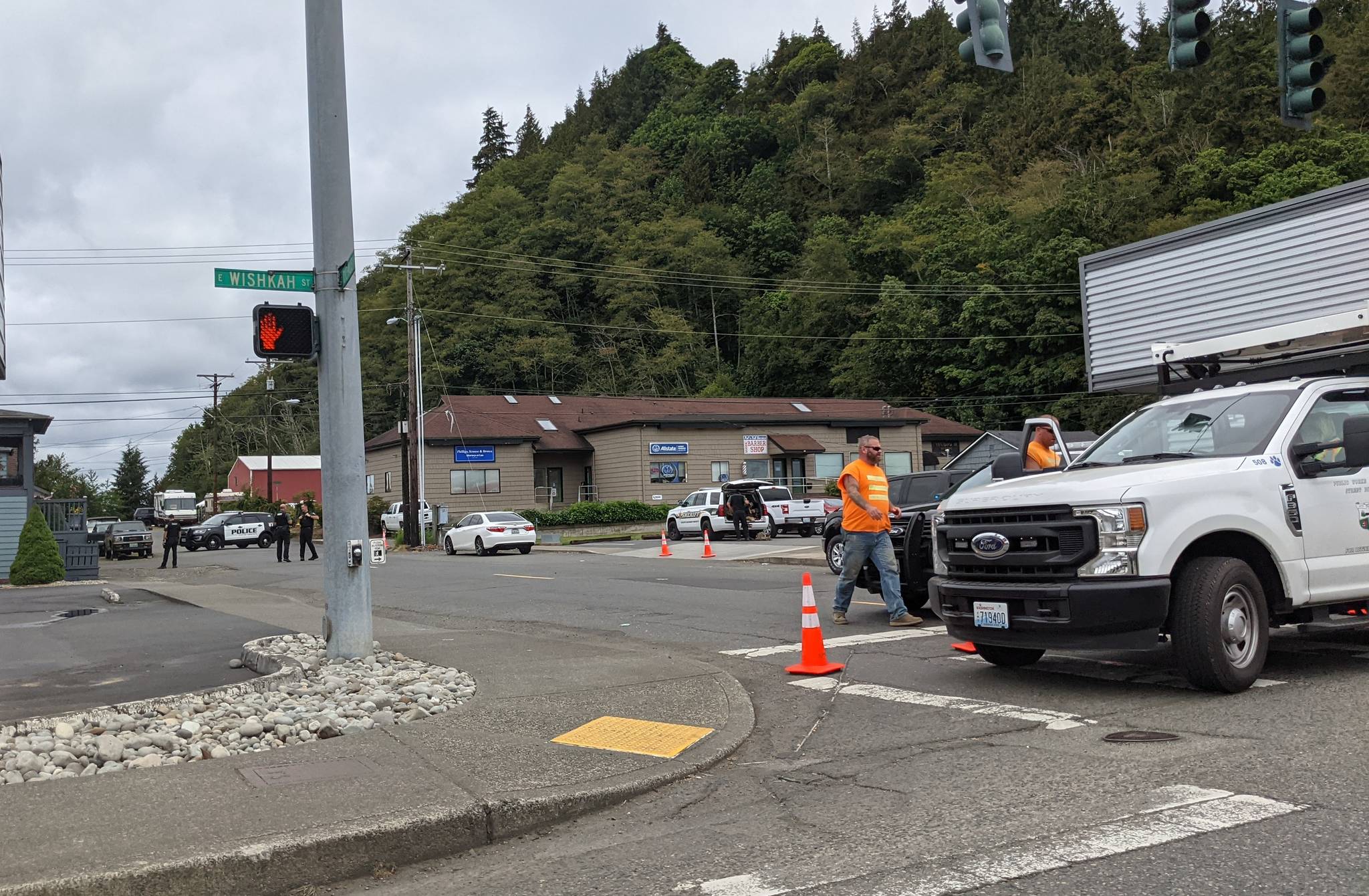 DAVE HAVILAND | THE DAILY WORLD
Police negotiated with a suspect for several hours near the busy intersection at East Wishkah and South Chehalis streets, while city of Aberdeen crews closed the street North of East Wishkah Street. The incident began with the report of a weapon being fired in a home on the 900 block of Summit Street.