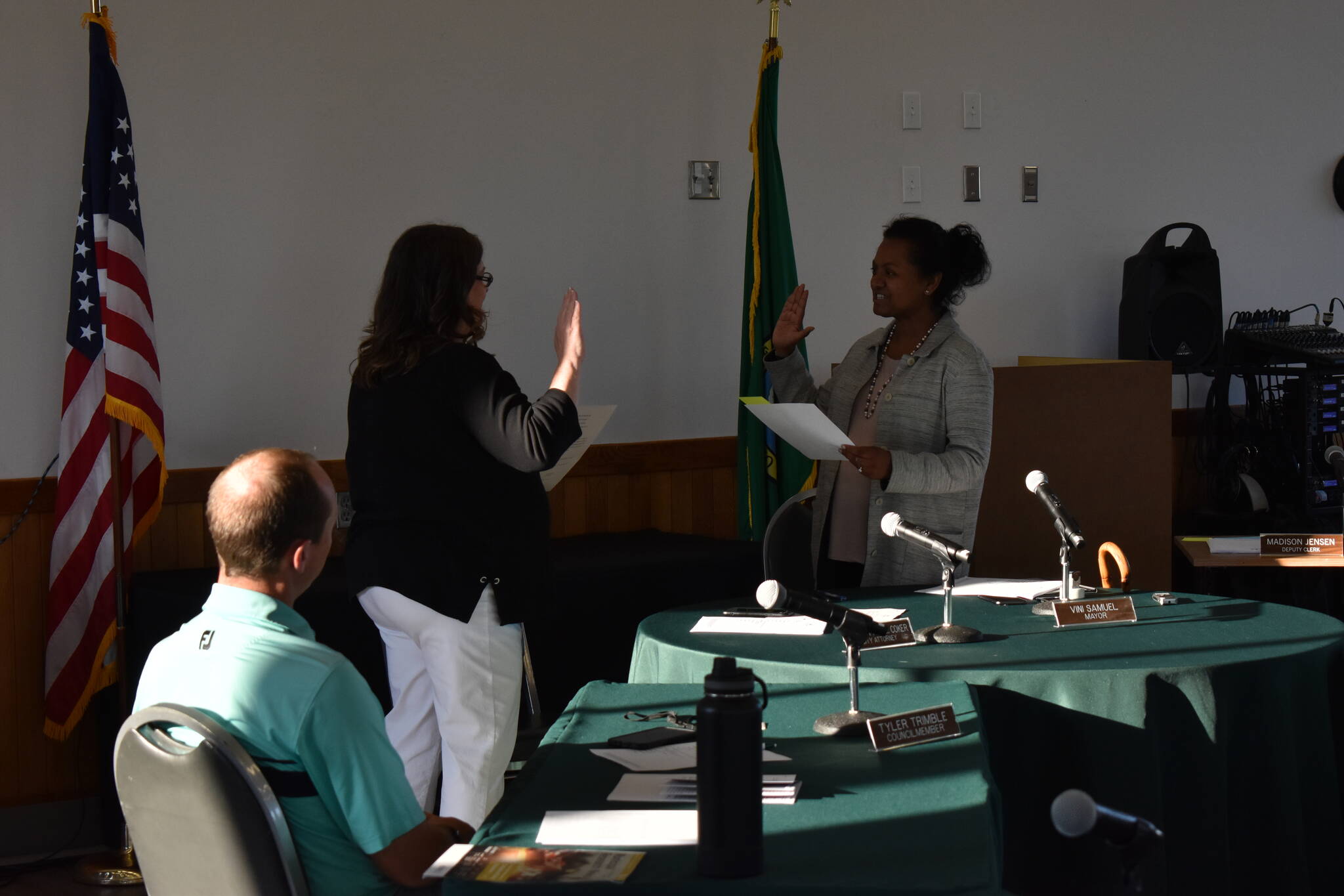 Allen Leister | The Daily World 
Councilwoman Dawn Thomas (standing left) was sworn in on Aug. 9, 2022, by Montesano Mayor Vini Samuel (standing right) during the Montesano City Council meeting. Thomas, who was selected to fill the council vacancy following the resignation of councilman Dan Wood, will serve on the council until the original term expires in 2023.