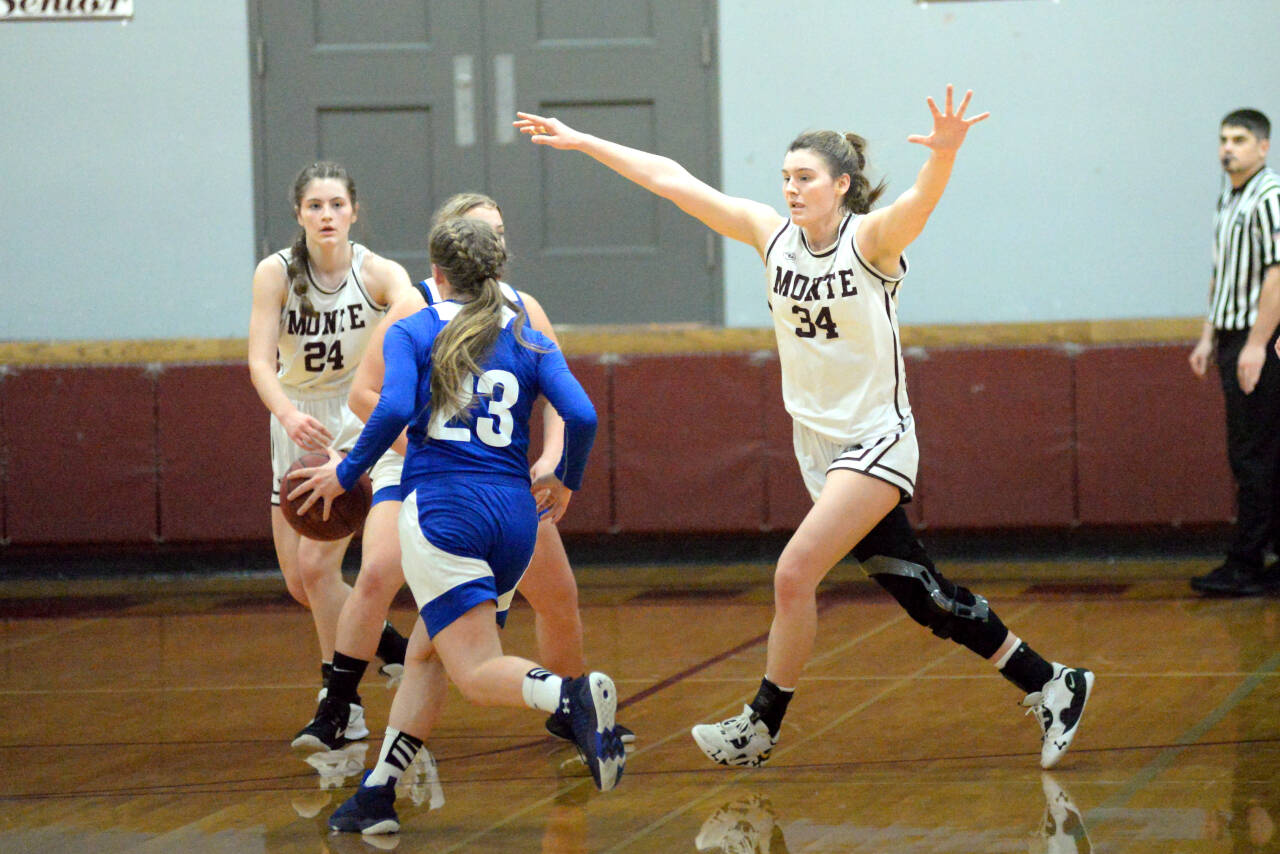 RYAN SPARKS | THE DAILY WORLD Montesano’s McKynnlie Dalan (34) and Jillie Dalan (24) set their sights on Eatonville guard Bailey Anderson (23) during the Bulldogs’ 64-14 win in a 1A Evergreen League game on Thursday in Montesano.