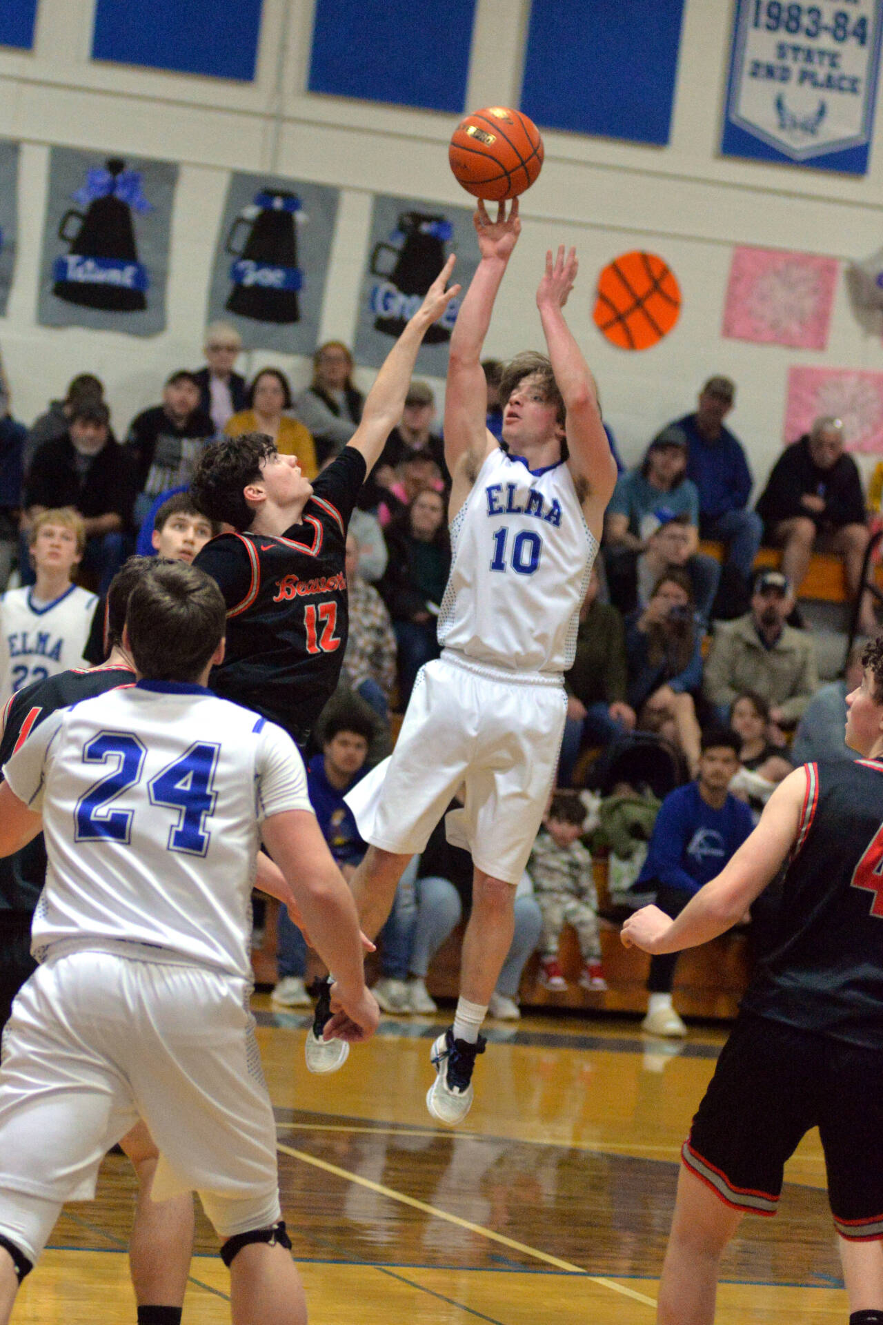 RYAN SPARKS | THE DAILY WORLD Elma sophomore Traden Carter (10) scores on a jump shot over Tenino’s Will Feltus during the Eagles’ 62-39 victory on Tuesday at Elma High School.