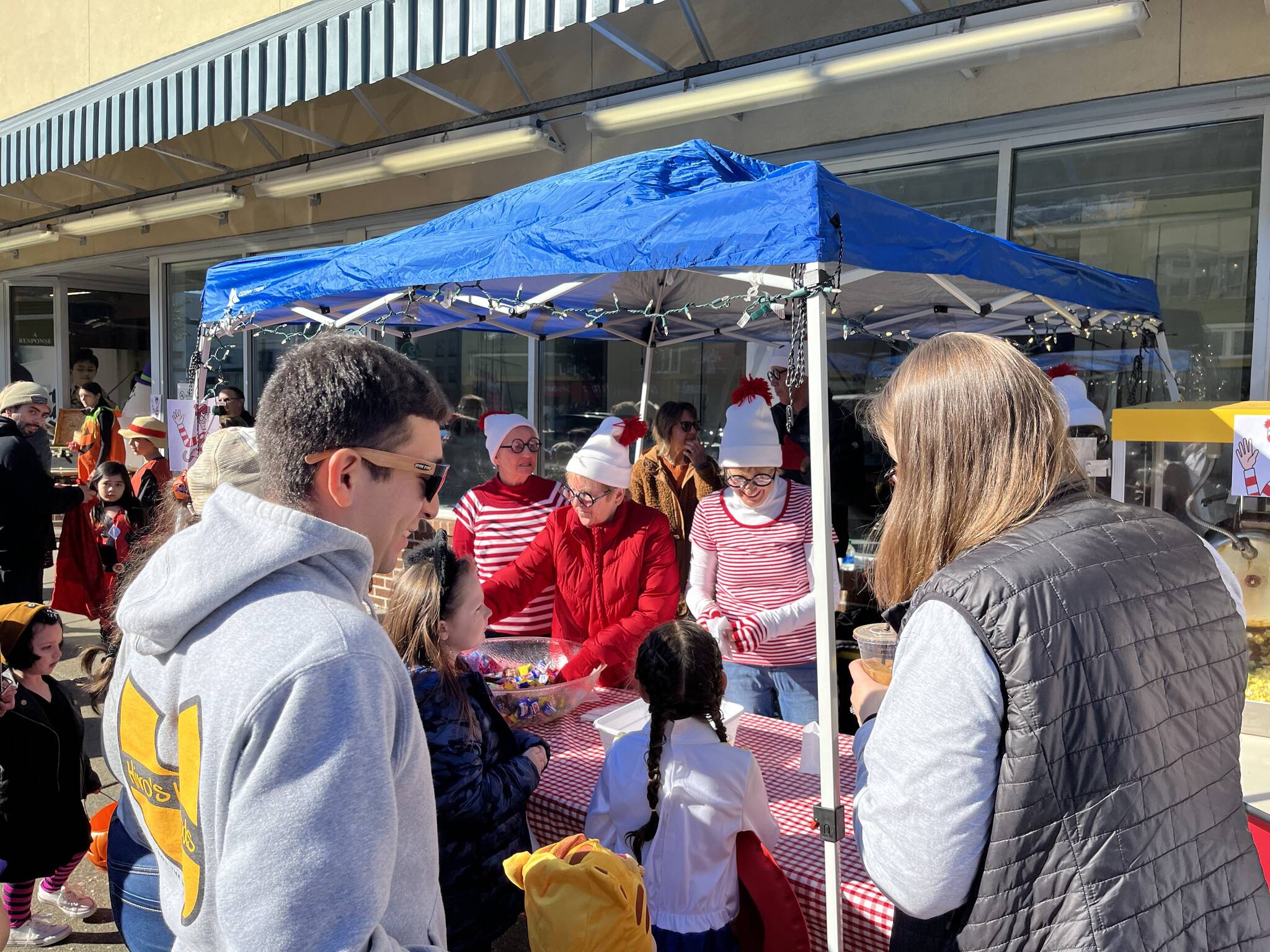 Matthew N. Wells / The Daily World
Downtown Aberdeen Association’s “Spooktacular” event served at least 500 bags of freshly-popped popcorn. McDermoth Elementary School donated the machine to DAA. The adults in line were thirsty too as DAA also gave away three cases of pop, plus bags and bags of candy.