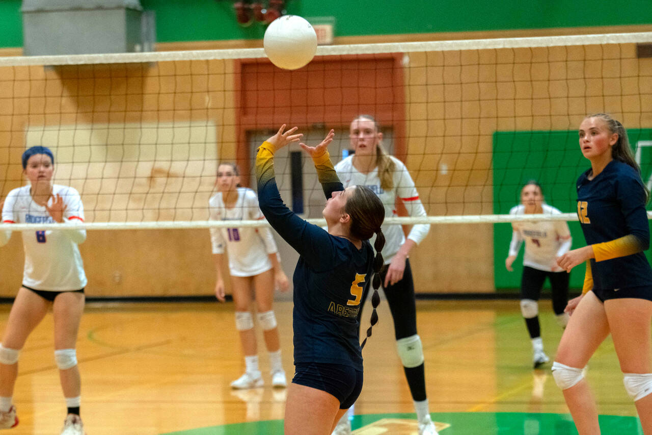 JOSH KIRSEHNBAUM | THE CHRONICLE Aberdeen’s Cameryn Micheau sets the ball during the Bobcats’ matchup with Ridgefield in the first round of the 2A District 4 Tournament on Thursday in Tumwater.