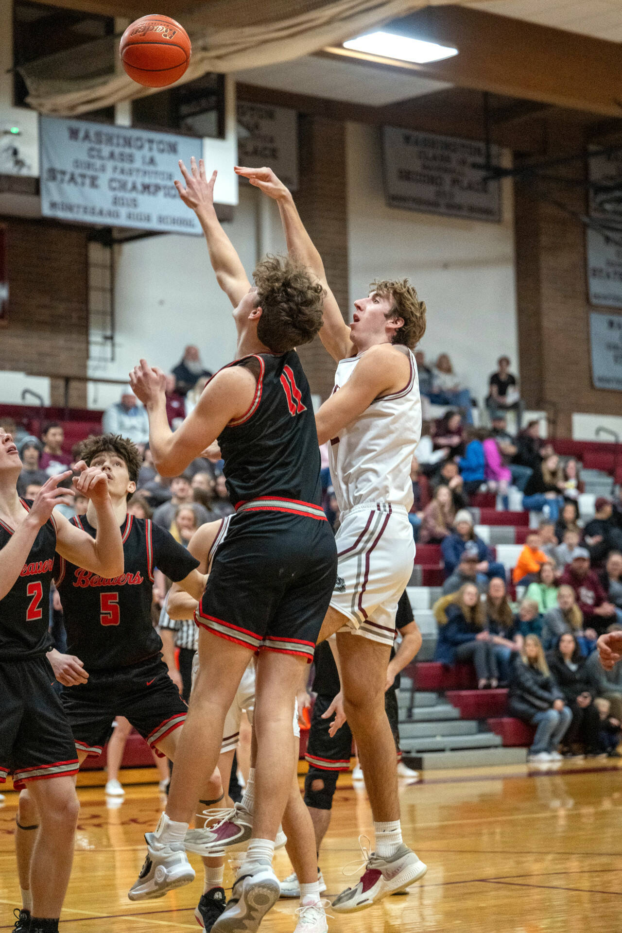 PHOTO BY FOREST WORGUM Montesano’s Soren Cobb, right, puts up a shot against Tenino’s Jack Burkhardt during the Bulldogs’ 55-53 win on Thursday in Tenino.