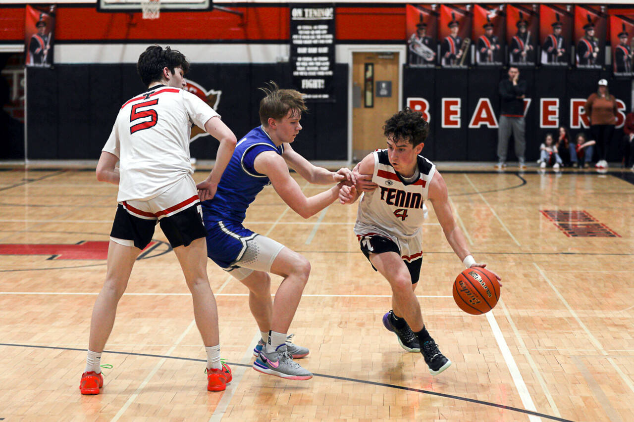 DYLAN WILHELM / THE CHRONICLE 
Preston Snider (4) dribbles around Elma’s Isaac McGaffey during the Eagles’ 55-43 loss on Wednesday in Tenino.