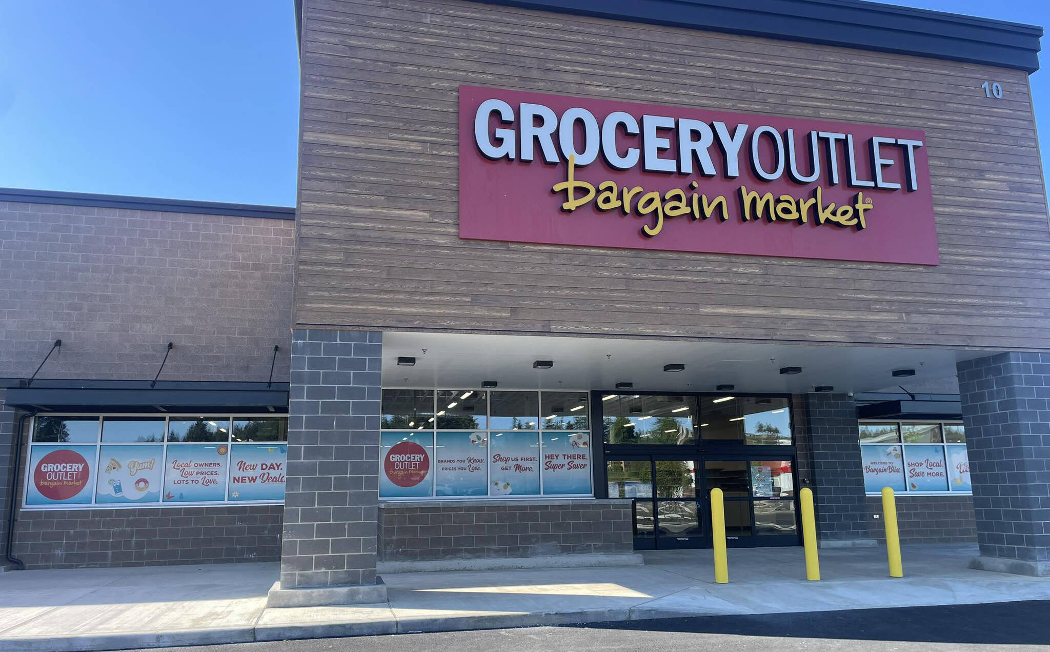 The exterior of the Grocery Outlet Bargain Market in Elma.