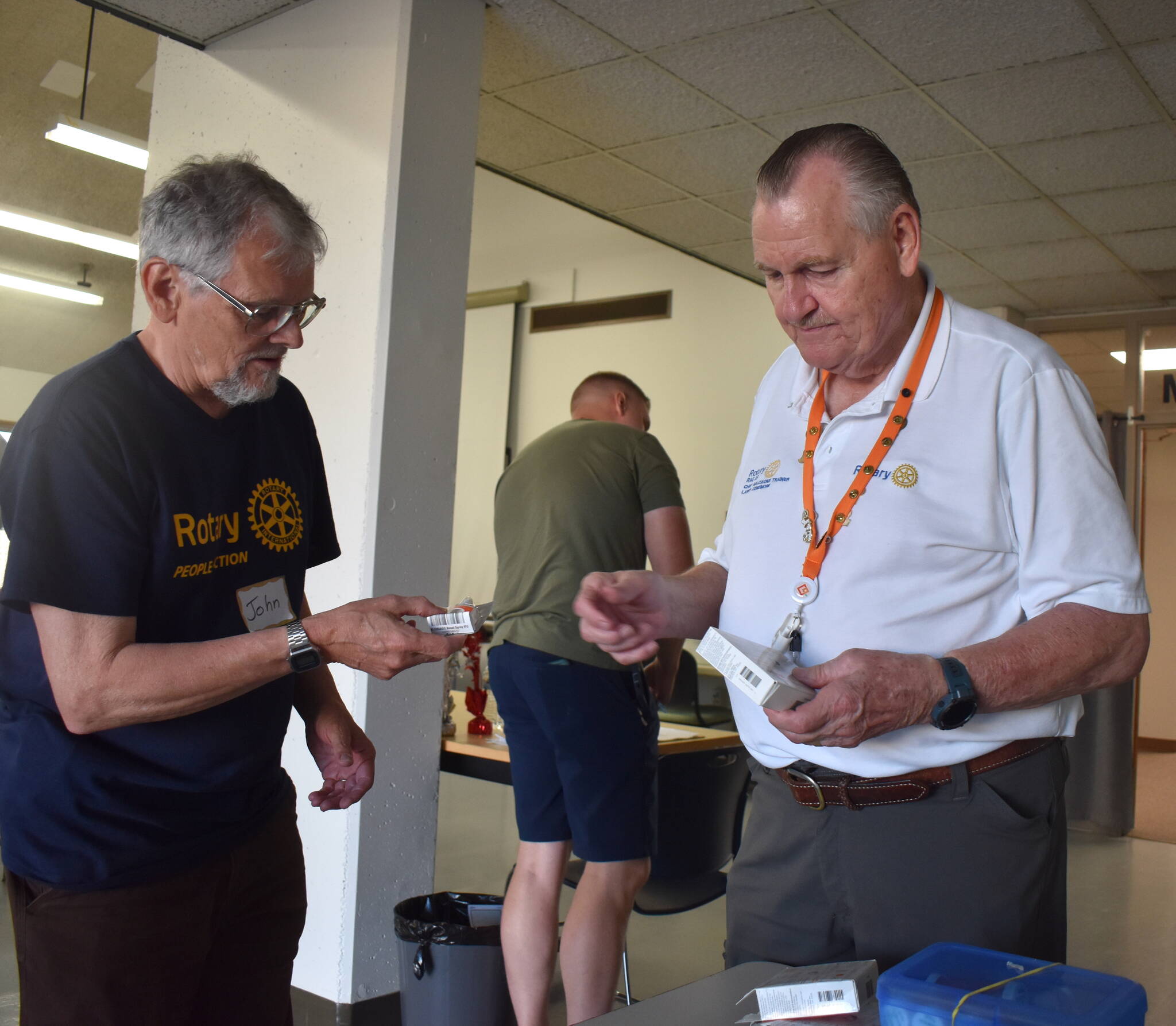 Matthew N. Wells / The Daily World
John O’Brien, an Aberdeen Rotarian who helps cater food weekly to the homeless and anyone in need of food, receives a single-use dose of Kloxxado nasal spray from Larry Kenemore, a fellow Rotarian who is the North American Chapter Leader for Rotary Action Group Addiction Prevention North America. Kloxxado has eight miligrams of Naloxone, which can be used to save the life of an overdose victim. There is no practicing with it as once it’s used, it’s done. And the spray only works on the drug that is affecting the victim.