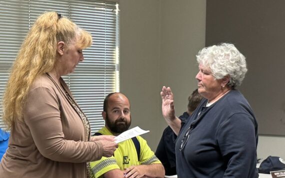 Sue Darcy, right, is sworn in as she joins the Cosmopolis City Council on Wednesday. (Michael S. Lockett / The Daily World)