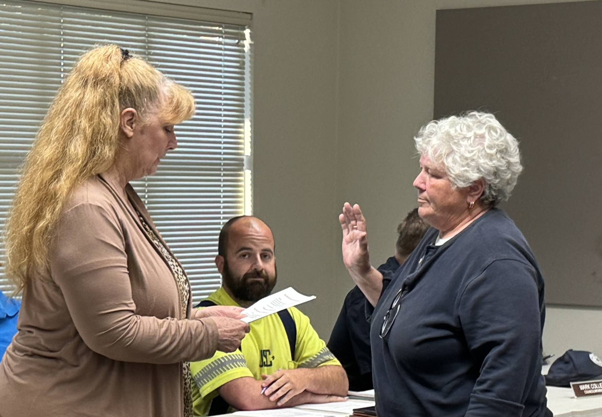 Sue Darcy, right, is sworn in as she joins the Cosmopolis City Council on Wednesday. (Michael S. Lockett / The Daily World)