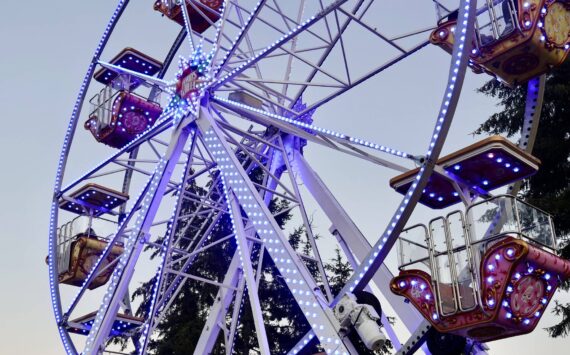Michael S. Lockett / The Daily World
The lights beckon all to the fair.