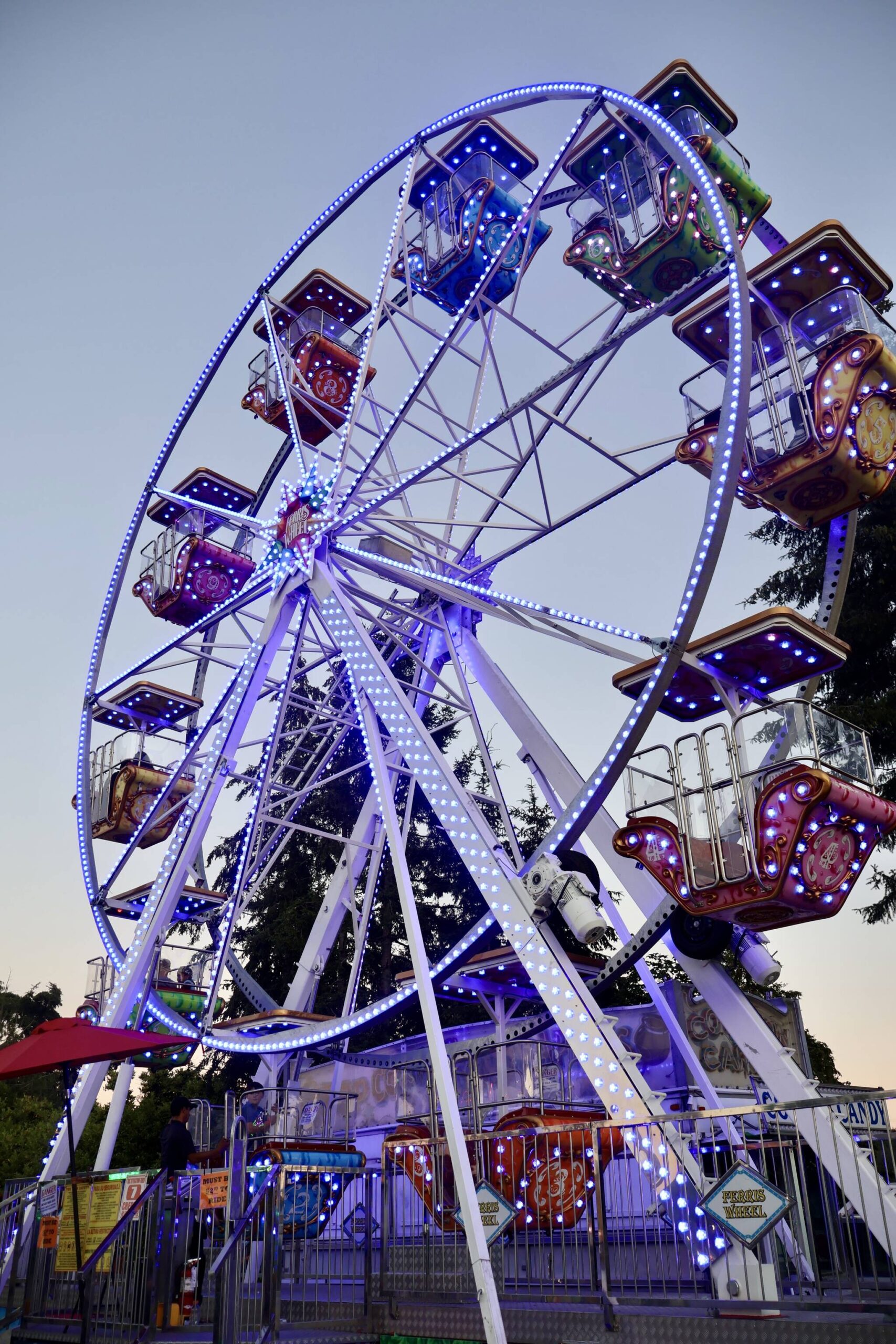 The lights beckon all to the fair. (Michael S. Lockett / The Daily World)