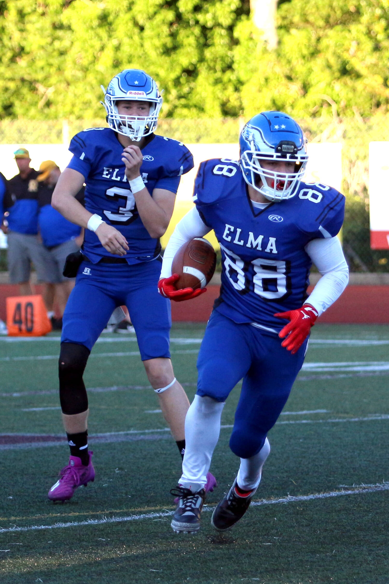 DAILY WORLD FILE PHOTO Elma’s Traden Carter (88) and Isaac McGaffey (3) were instrumental in the Eagles’ 26-7 win over Stevenson on Friday at Stevenson High School.