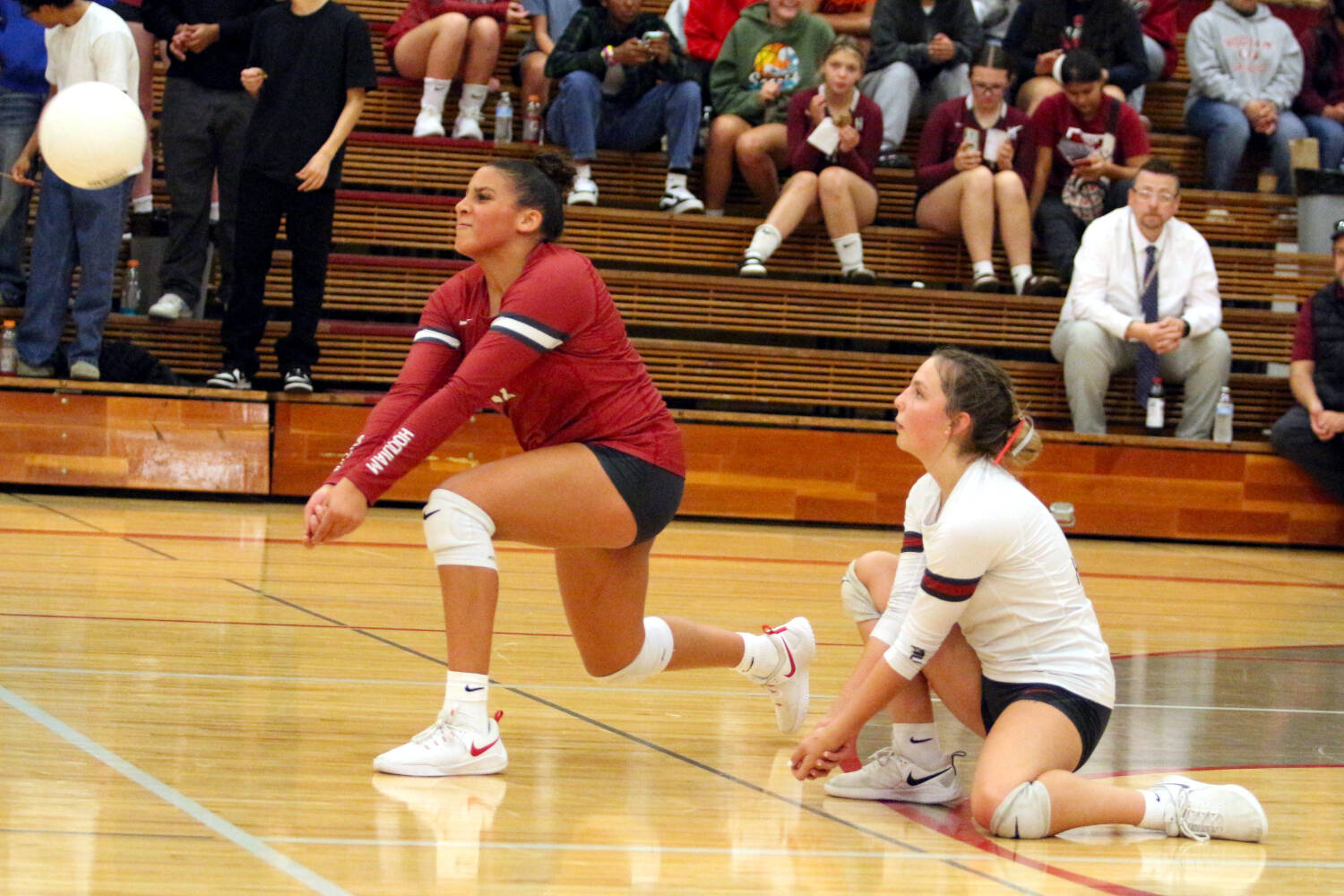 RYAN SPARKS | THE DAILY WORLD Hoquiam’s Aaliyah Kennedy (left) digs the ball while flanked by libero Lexi LaBounty during the Grizzlies’ 3-0 win over Aberdeen on Thursday in Hoquiam.