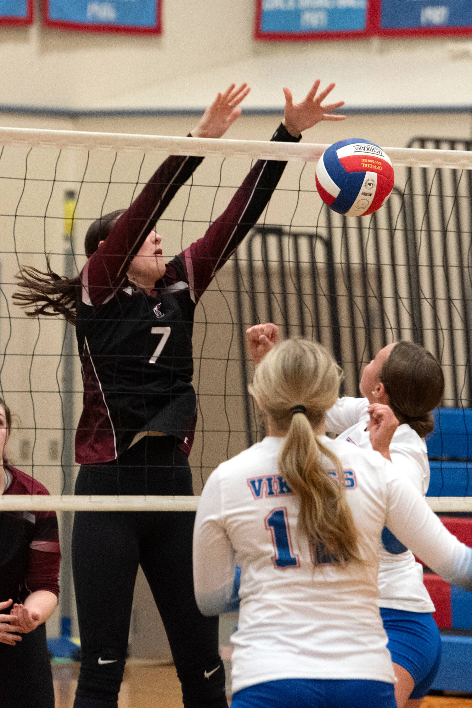 PHOTO BY VAN ADAM DAVIS Ocosta’s Jolissa Schlegel (7) makes a play at the net during a 3-2 victory over Willapa Valley on Tuesday in Menlo.