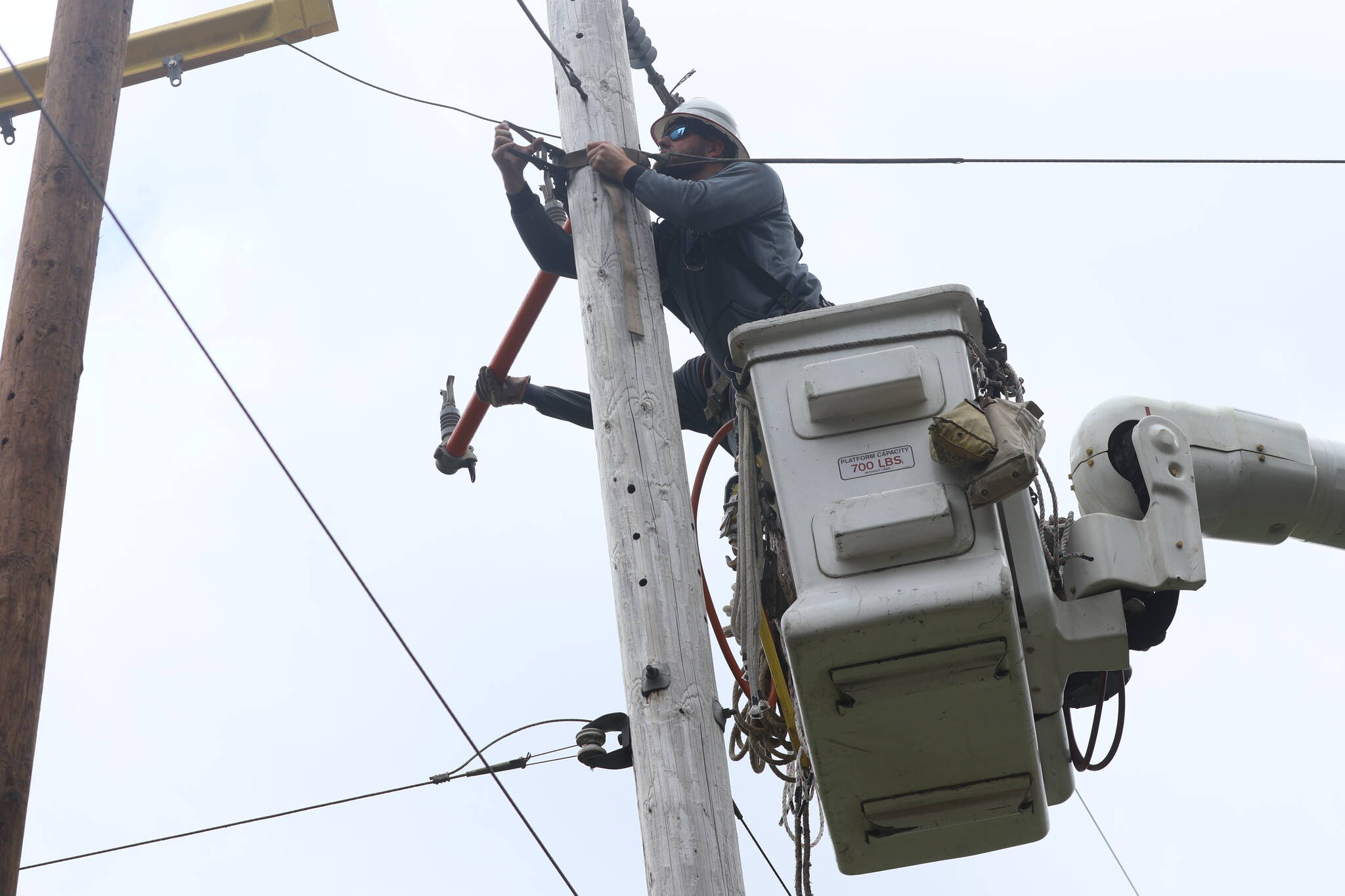 A Grays Harbor PUD line crew works to replace an old pole. (Michael S. Lockett / The Daily World)