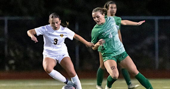 RIDLEY HUDSON | THE CHRONICLE Aberdeen’s Miley Anderson (3) and Tumwater’s Reese Heryford fight for possession during the Bobcats’ 7-0 loss on Wednesday at Tumwater High School.