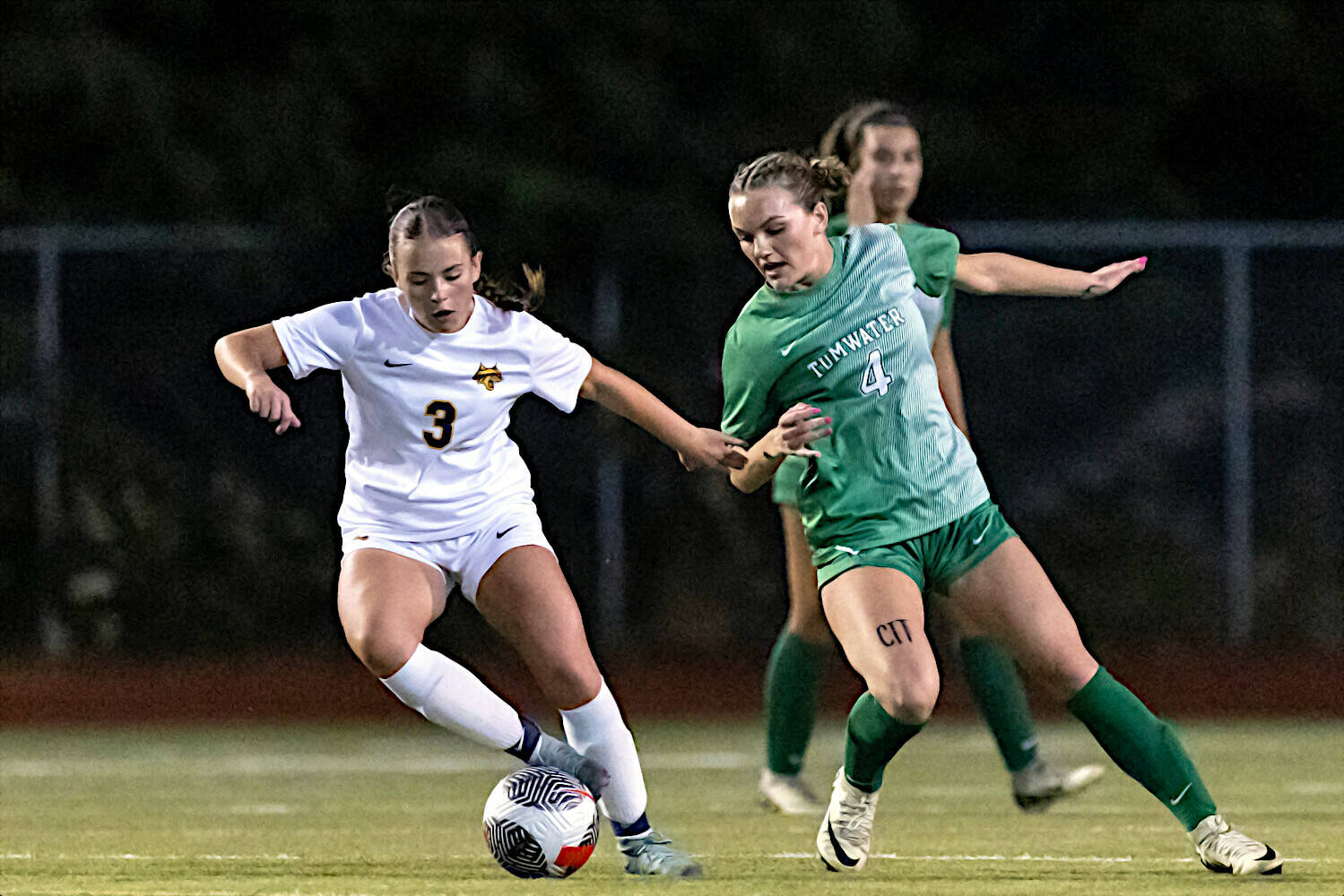 RIDLEY HUDSON | THE CHRONICLE Aberdeen’s Miley Anderson (3) and Tumwater’s Reese Heryford fight for possession during the Bobcats’ 7-0 loss on Wednesday at Tumwater High School.