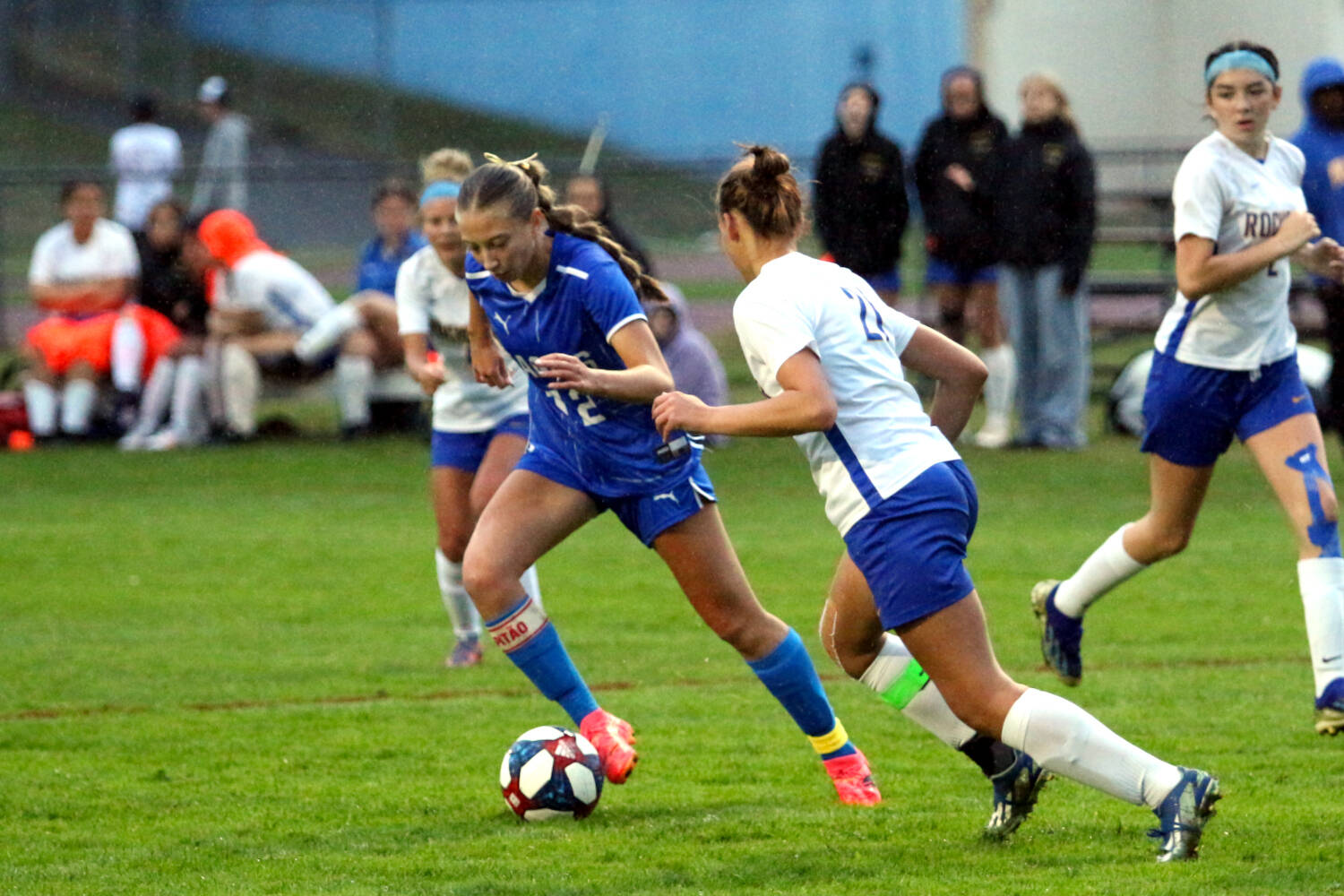 RYAN SPARKS | THE DAILY WORLD Elma senior forward Beta Valentine (left) avoids the defense of Rochester’s McKenna Bocook during a 4-0 win on Thursday at Davis Field in Elma.