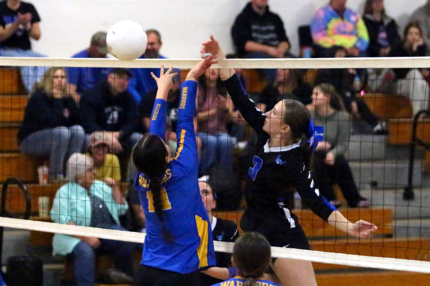 RYAN SPARKS | THE DAILY WORLD Elma middle blocker Jenessa Sackrider (3) scores a point over Rochester’s Leah Hartley during a 3-2 win on Thursday in Elma.