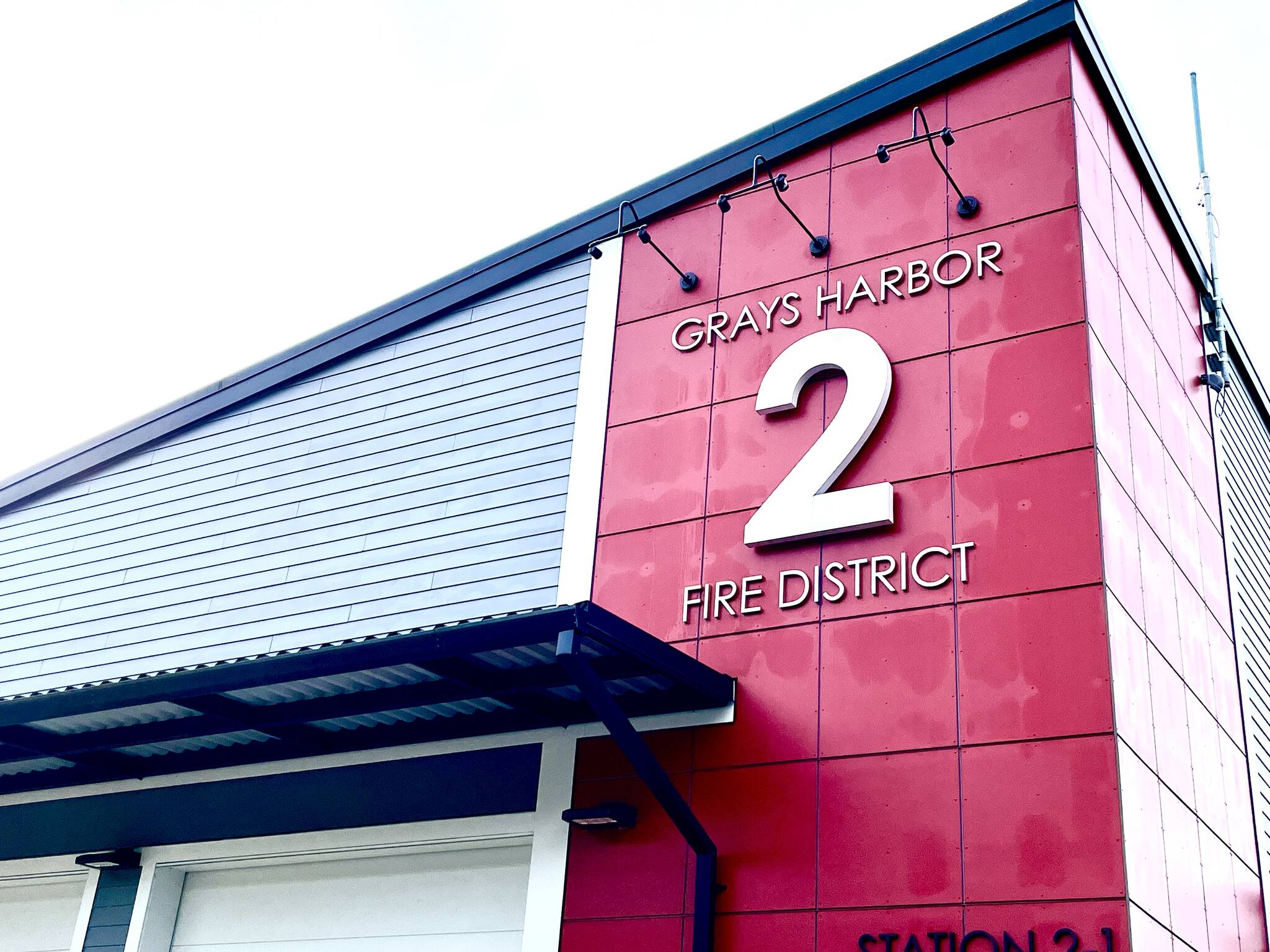 Grays Harbor Fire District 2 responded alongside the Grays Harbor Sheriff’s Office and aided by the Montesano Fire Department to a head-on collision on Saturday that injured five. (Michael S. Lockett / The Daily World)