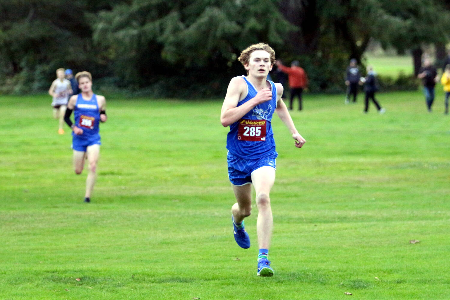 RYAN SPARKS | THE DAILY WORLD Elma sophomore Frank Roberts (right) pulls away down the home stretch to win the boys varsity race at the 1A Evergreen League Championships on Thursday at Oaksridge Golf Course in Elma.