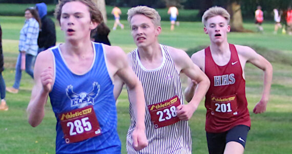 RYAN SPARKS | THE DAILY WORLD Elma’s Frank Roberts (285) leads Montesano’s Benjamin Anderson (238) and Hoquiam’s Ryker Maxfield during the boys varsity race at the 1A Evergreen League Championships on Thursday at Oaksridge Golf Course in Elma.