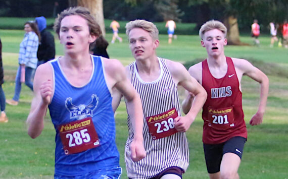 RYAN SPARKS | THE DAILY WORLD Elma’s Frank Roberts (285) leads Montesano’s Benjamin Anderson (238) and Hoquiam’s Ryker Maxfield during the boys varsity race at the 1A Evergreen League Championships on Thursday at Oaksridge Golf Course in Elma.