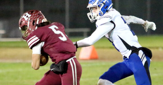 RYAN SPARKS | THE DAILY WORLD Hoquiam’s Kingston Case (5) races away from Elma’s Isaac McGaffey during the Eagles’ 36-14 win on Friday at Olympic Stadium in Hoquiam.