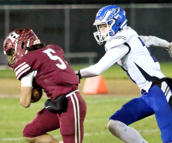 RYAN SPARKS | THE DAILY WORLD Hoquiam’s Kingston Case (5) races away from Elma’s Isaac McGaffey during the Eagles’ 36-14 win on Friday at Olympic Stadium in Hoquiam.