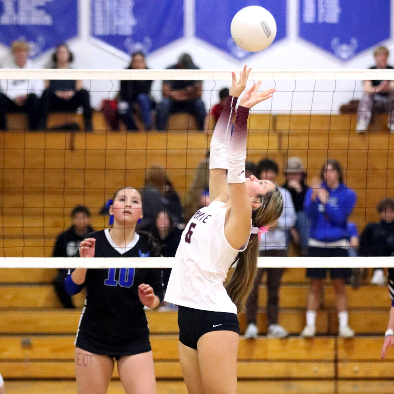 PHOTO BY HAILEY BLANCAS Montesano’s Makena Blancas (right) sets the ball while Elma’s Keira White defends during the Bulldogs’ 3-0 victory on Tuesday in Elma.