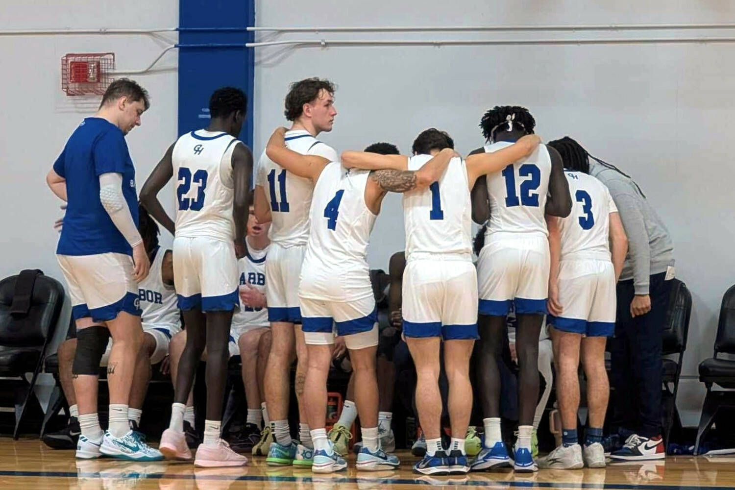 PHOTO COURTESY OF GRAYS HARBOR COLLEGE The Grays Harbor Chokers huddle up during a game against Wenatchee Valley on Sunday in Aberdeen.