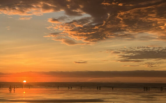 Annie Wagar / For The Daily World
Razor clam diggers enjoy the sunset during Thanksgiving weekend at Roosevelt Beach.