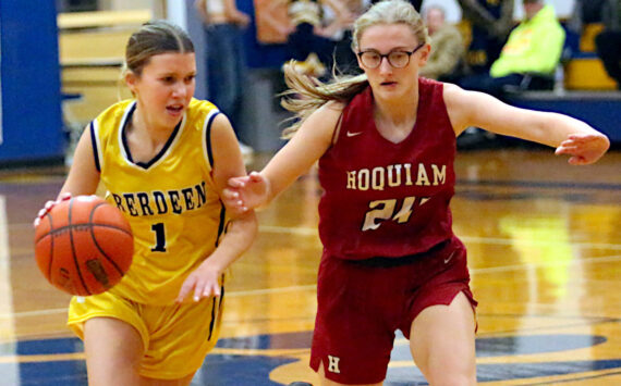 RYAN SPARKS | THE DAILY WORLD Aberdeen guard Sophia Knutson (1) dribbles against Hoquiam’s Nadine Stewart during the Grizzlies’ 60-57 win on Thursday at Sam Benn Gym in Aberdeen.