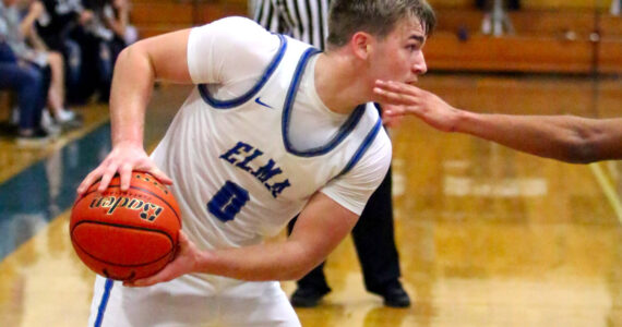 RYAN SPARKS | THE DAILY WORLD Elma senior guard Traden Carter looks to drive during a 67-48 loss to Forks on Friday in Elma.