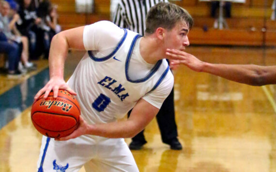 RYAN SPARKS | THE DAILY WORLD Elma senior guard Traden Carter looks to drive during a 67-48 loss to Forks on Friday in Elma.