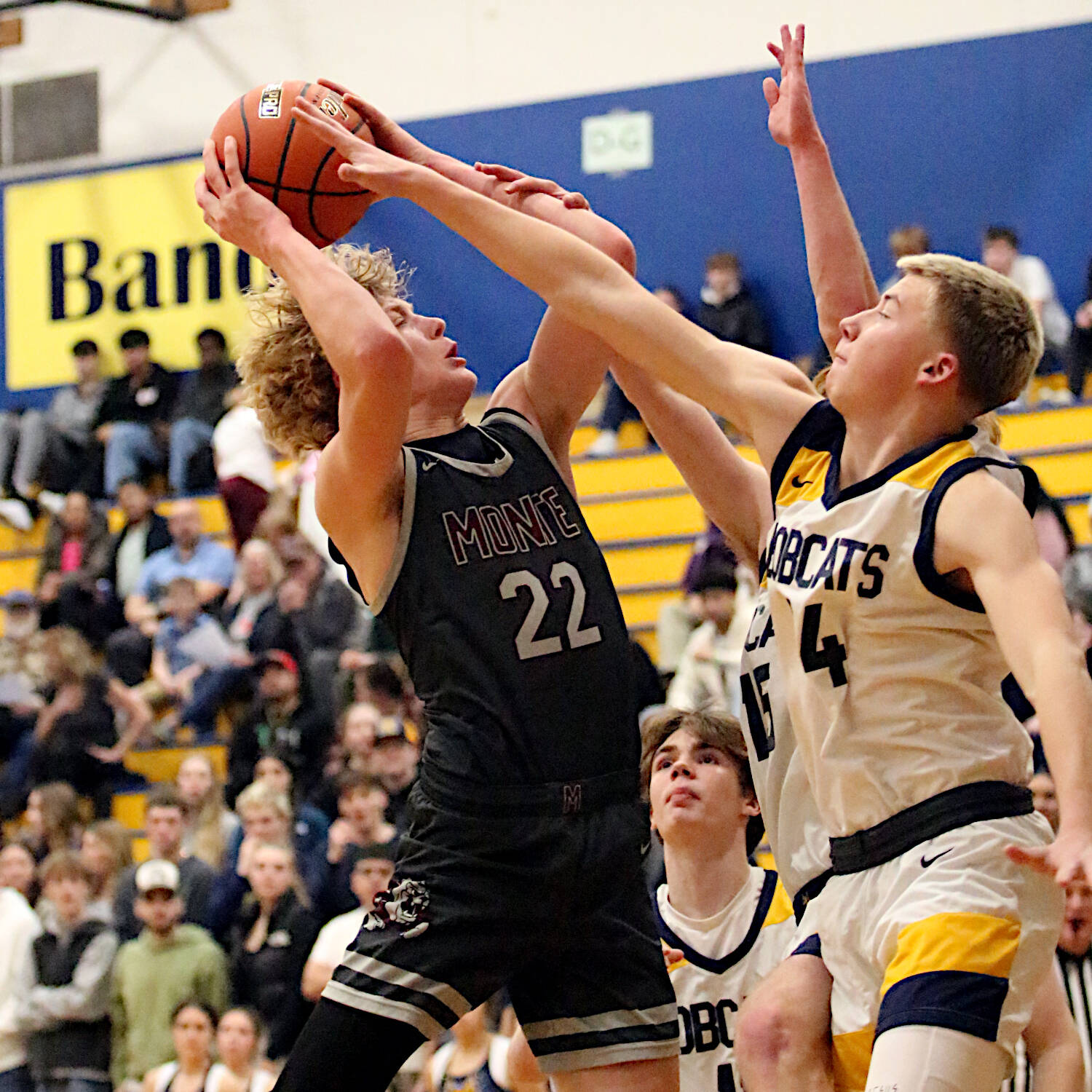 RYAN SPARKS | THE DAILY WORLD
Montesano's Mason Fry (22) shoots against Aberdeen's Tarren Lewis during the Bulldogs' 67-59 victory on Saturday at Sam Benn Gym in Aberdeen.